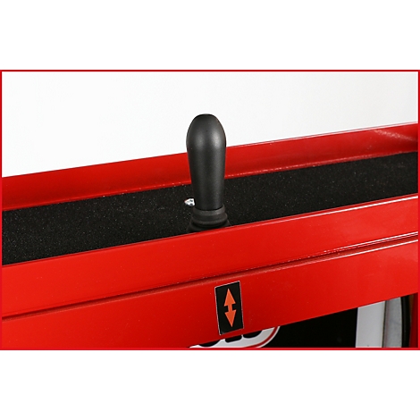 Detailaufnahme eines rot lackierten Metallrahmens mit einem schwarzen Hebel. Der Hebel steht auf einem schwarzen Schaumstoffstreifen.